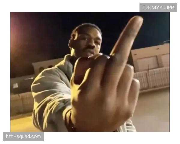 如果乔恩·琼斯周末去买菜，旁人会先盯他鞋子还是偷偷掏手机拍